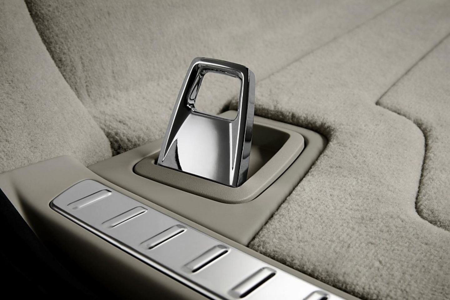 Ösen helfen im Volvo V90 beim Verzurren der Ladung