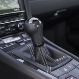 Wie es sich gehört: eine knackige Sechsgang-Handschaltung