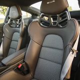 Retro wohin das Auge blickt: Sitze mit Pepita-Muster