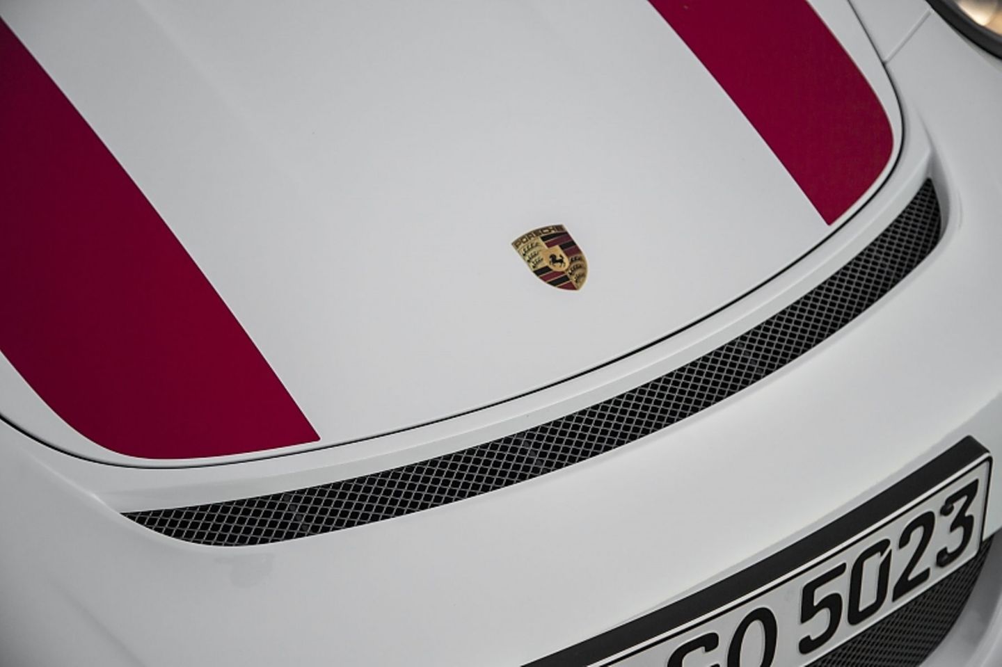 Die Kofferraumhaube ist aus Carbon