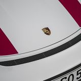 Die Kofferraumhaube ist aus Carbon