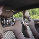 Die Sportsitze umschmiegen den Fahrer, wie ein gut sitzender Handschuh