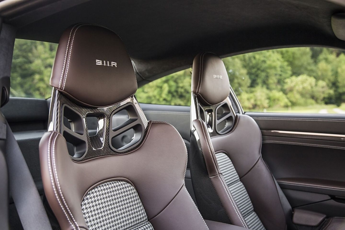 Die Sportsitze umschmiegen den Fahrer, wie ein gut sitzender Handschuh