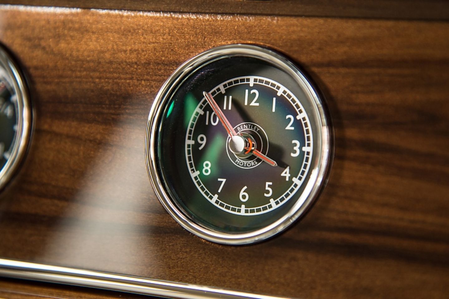 Bentley Mulsanne EWB - die Uhr bleibt analog