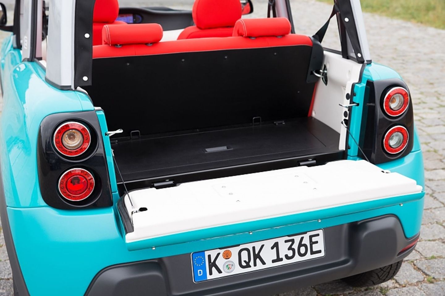 Die Heckklappe eignet sich zum Beladen von Surfbrettern