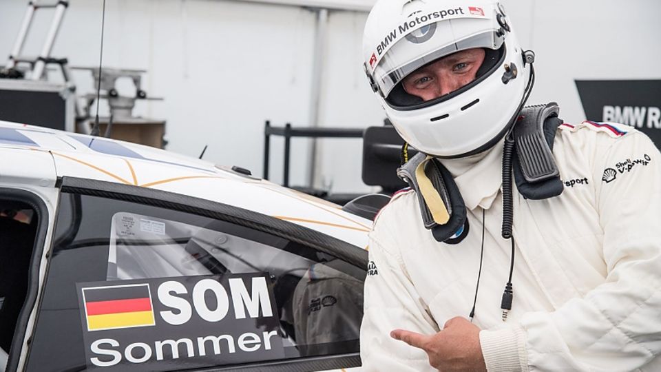 Redakteur Marcel Sommer vor seiner Testfahrt mit dem BMW M6 GT3.