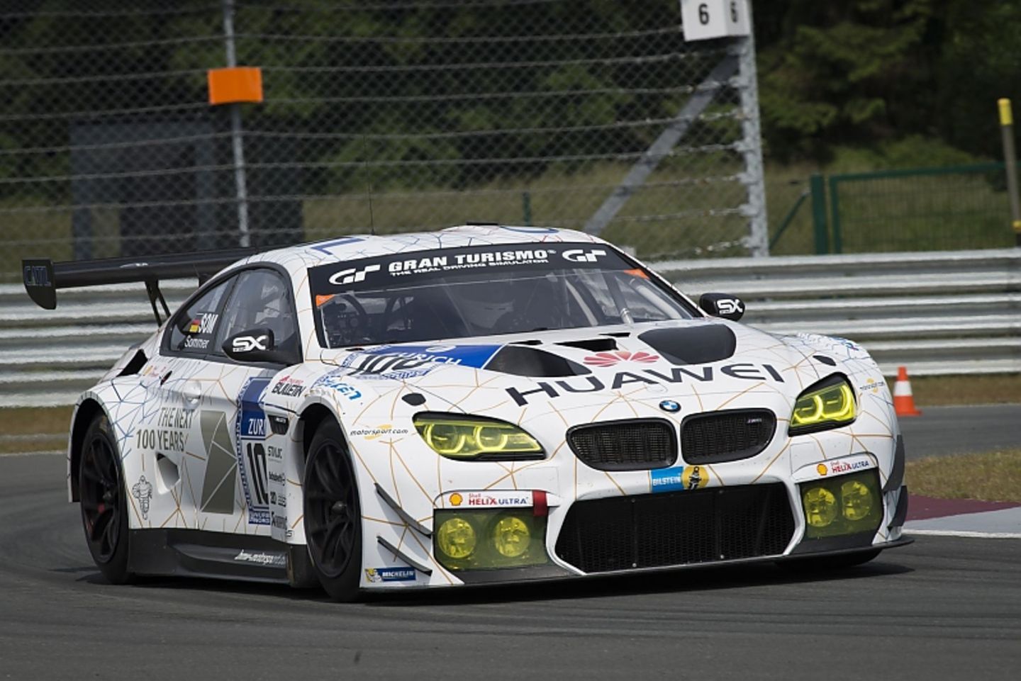 Der BMW M6 GT3 ist 4,94 Meter lang und...