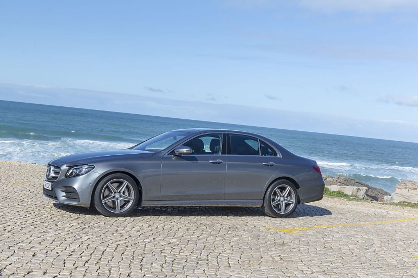 Der Mercedes-Benz E 350 d ist 4,92 Meter lang,...