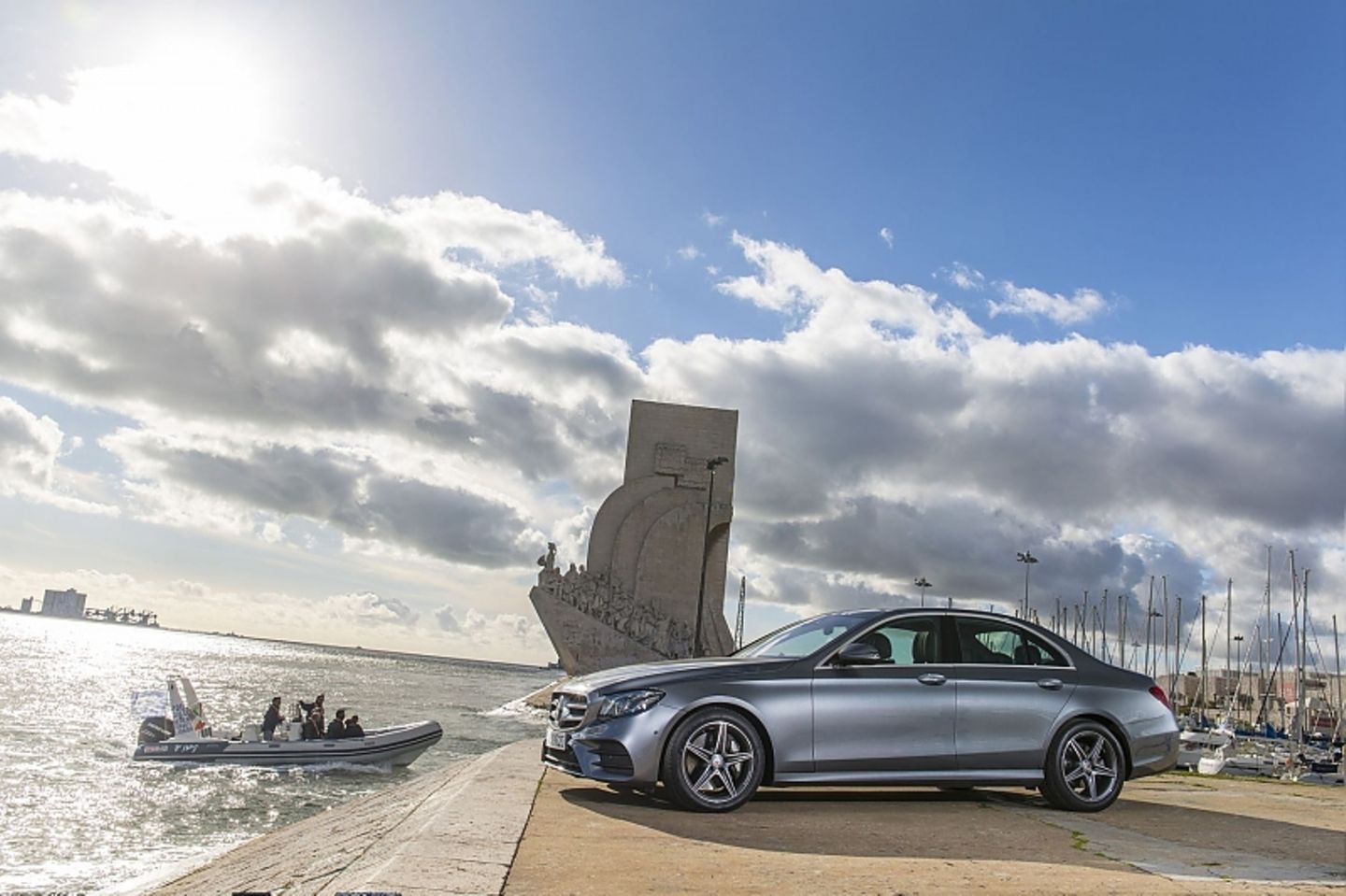Der Mercedes-Benz E 350 d ist 250 km/h schnell.