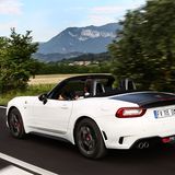 Die Abarth-Version zieren vier Auspuffrohre