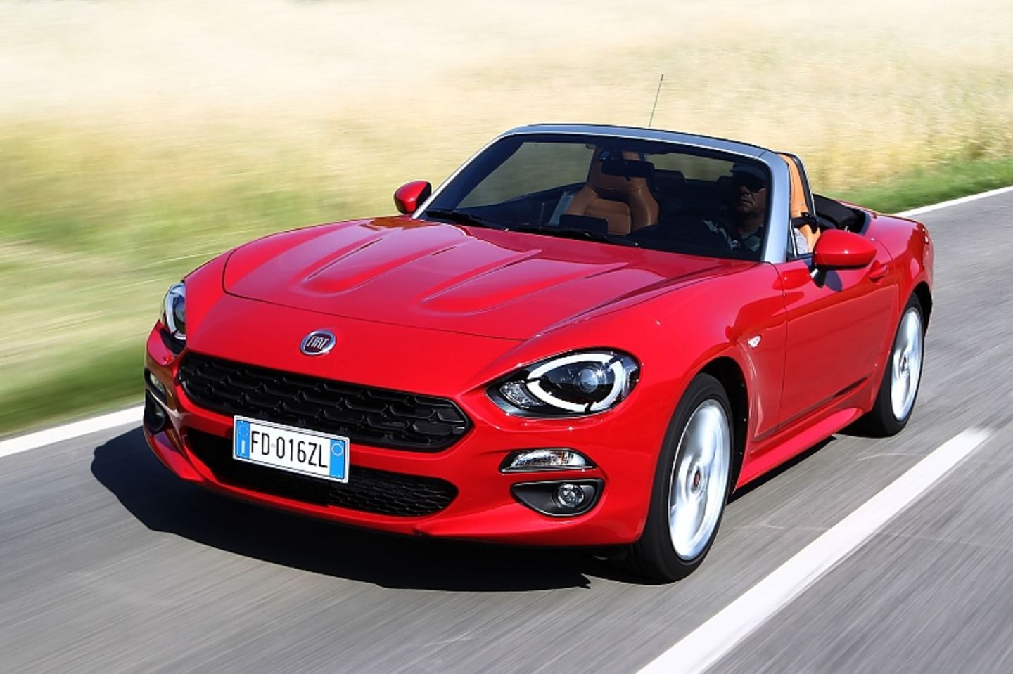Die lange Motorhaube ist charakteristisch für den Fiat 124 Spider