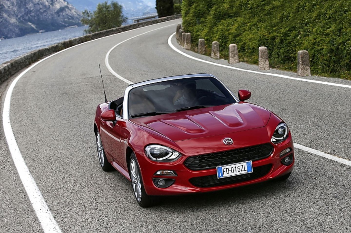 Der Fiat 124 Spider liegt gut in der Hand