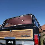 Die Heckscheibe ist elektronisch versenkbar