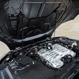 Die Motorhaube ist vorne angeschlagen