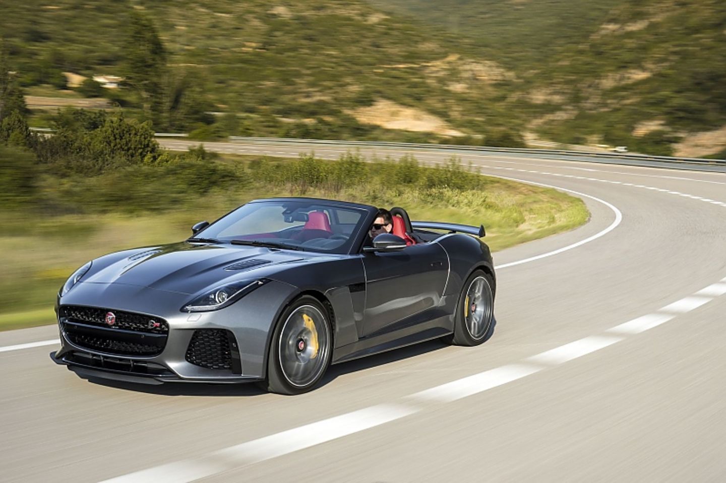 Das Jaguar F Type SVR Cabrio kostet 145.400 Euro