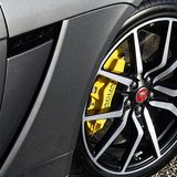 Die Bremsen packen beherzt zu