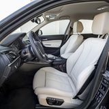 Die Sportsitze sind deutlich bequemer als das mäßige Standard-Gestühl