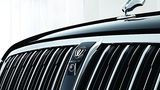 Auf dem Kühlergrill thront das Ssangyong-Drachenflügel-Emblem
