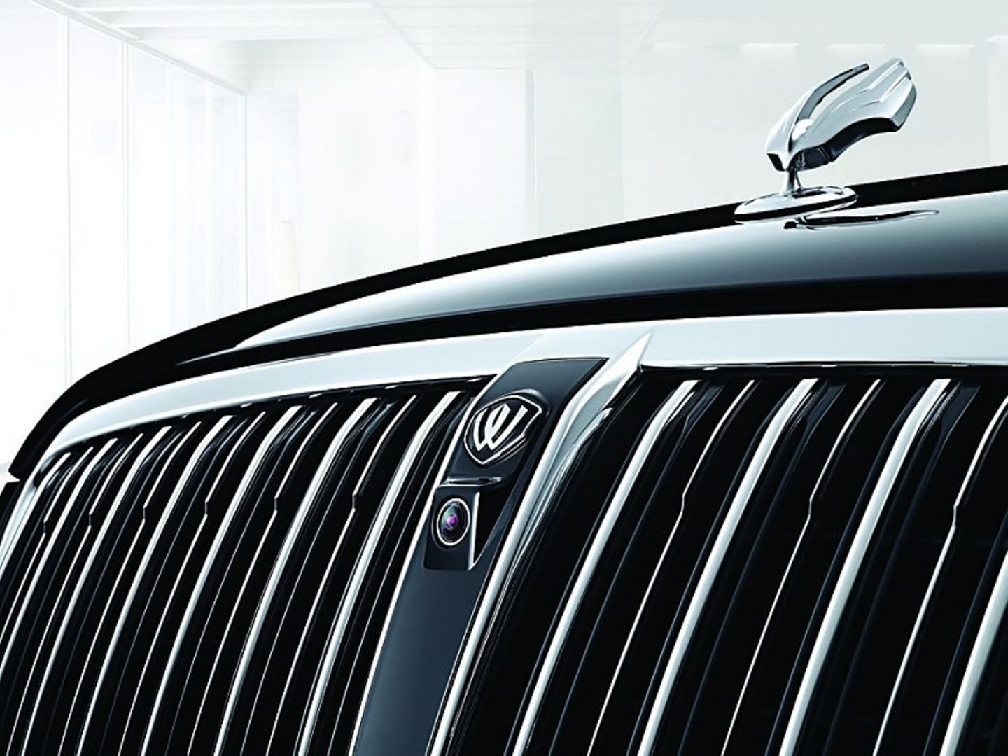 Auf dem Kühlergrill thront das Ssangyong-Drachenflügel-Emblem
