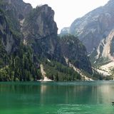 Dolomiten-Höhenweg 1  125 km, 9 bis 13 Etappen  Route: Seekofel, Civetta, Monte Pelmo: Der Weitwanderweg führt durch die östlichen Dolomiten, vorbei an den schönsten Gipfeln der Region. Start ist am Pragser Wildsee im Pragsertal (Foto), unterwegs gibt es immer wieder einsame Bergseen, in denen man sich erfrischen kann. Die Hauptroute verläuft in einer durchschnittlichen Höhe von 2000 bis 2500 Metern. An der Route liegen 18 bewirtschaftete Hütten mit ausgezeichneter Südtiroler Kost. Im Hochsommer ist es ratsam, die Unterkunft vorauszubuchen, da der Höhenweg 1 zu den beliebtesten der zehn Dolomiten-Fernwanderwege zählt.  Start: Pragser Wildsee (I)  Ziel: Belluno (I)  Anforderungen: Manche Übergänge sind sehr steil und ausgesetzt, aber meistens gibt es ein Drahtseil zum Festhalten. Über weite Strecken einfache Wanderwege. Für die vier- bis achtstündigen Etappen braucht man gute Kondition.  Infos: www.infodolomiti.it