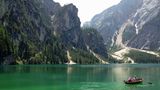 Dolomiten-Höhenweg 1  125 km, 9 bis 13 Etappen  Route: Seekofel, Civetta, Monte Pelmo: Der Weitwanderweg führt durch die östlichen Dolomiten, vorbei an den schönsten Gipfeln der Region. Start ist am Pragser Wildsee im Pragsertal (Foto), unterwegs gibt es immer wieder einsame Bergseen, in denen man sich erfrischen kann. Die Hauptroute verläuft in einer durchschnittlichen Höhe von 2000 bis 2500 Metern. An der Route liegen 18 bewirtschaftete Hütten mit ausgezeichneter Südtiroler Kost. Im Hochsommer ist es ratsam, die Unterkunft vorauszubuchen, da der Höhenweg 1 zu den beliebtesten der zehn Dolomiten-Fernwanderwege zählt.  Start: Pragser Wildsee (I)  Ziel: Belluno (I)  Anforderungen: Manche Übergänge sind sehr steil und ausgesetzt, aber meistens gibt es ein Drahtseil zum Festhalten. Über weite Strecken einfache Wanderwege. Für die vier- bis achtstündigen Etappen braucht man gute Kondition.  Infos: www.infodolomiti.it