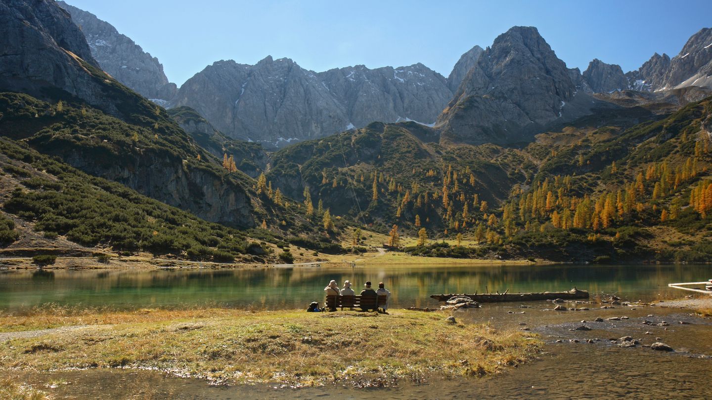 Via Alpina (Roter Weg)  2455 km, 161 Etappen  Route: Ein Weg, der den gesamten Alpenbogen quert. Weit weg vom Gedränge führt die Route durch die abgelegenen Dörfer der Julischen und Karnischen Alpen, des Tessins und der Westalpen. Der Fernwanderweg überquert 44 Mal die nationalen Grenzen. Militärruinen und Gedenktafeln erinnern an den Frontverlauf des Ersten Weltkriegs.  Start: Triest (I)  Ziel: Monaco (MC)  Anforderungen: Die Wege sind technisch nicht anspruchsvoll und allen Wanderern zugänglich. Allerdings spricht die gewaltige Gesamtdistanz für sich.  Infos: www.via-alpina.org