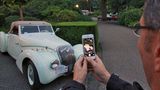 Dem Anblick eines Peugeot 402 DSE Cabriolet Darl mat kann sich kaum einer entziehen.