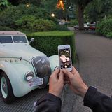 Dem Anblick eines Peugeot 402 DSE Cabriolet Darl mat kann sich kaum einer entziehen.