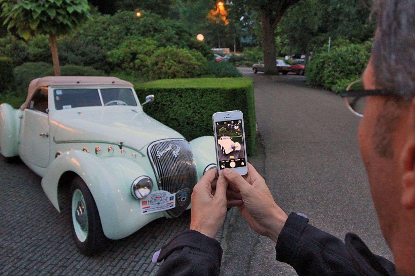 Dem Anblick eines Peugeot 402 DSE Cabriolet Darl mat kann sich kaum einer entziehen.