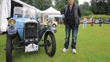 Der Peugeot 172 Torpedo aus dem Jahr 1924 mit seinem stolzen Besitzer.