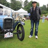 Der Peugeot 172 Torpedo aus dem Jahr 1924 mit seinem stolzen Besitzer.