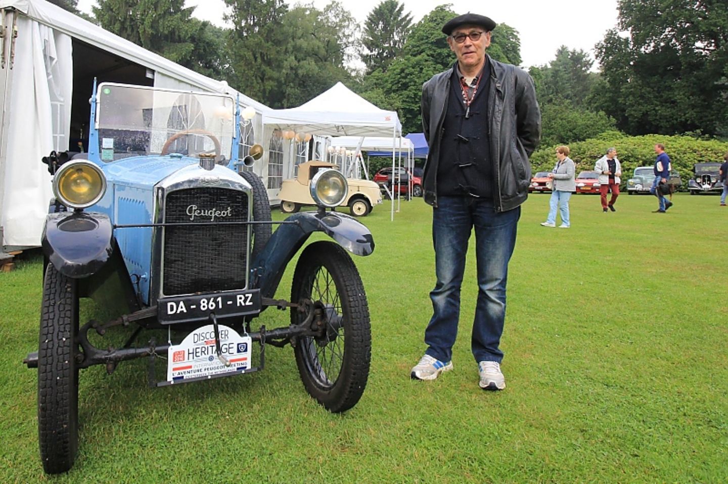 Der Peugeot 172 Torpedo aus dem Jahr 1924 mit seinem stolzen Besitzer.