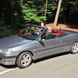 Hans Josef Koch in seinem Peugeot 306 Cabrio von 1995.