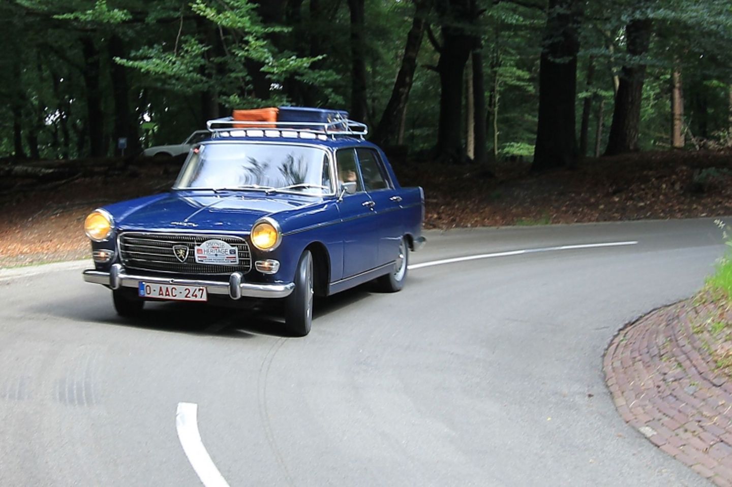Dieser Peugeot 404 hat sein Gepäck auf dem Dach.