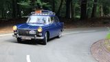 Dieser Peugeot 404 hat sein Gepäck auf dem Dach.