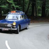 Dieser Peugeot 404 hat sein Gepäck auf dem Dach.