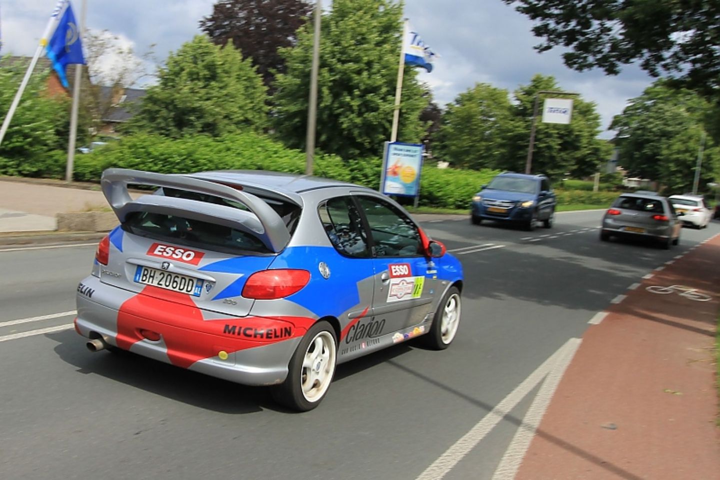 Auffallen auf italienisch mit dem verbauten aber zahnlosen Peugeot 206.