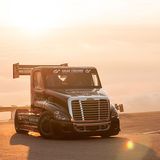 Auch Lkw donnern den Berg hoch.