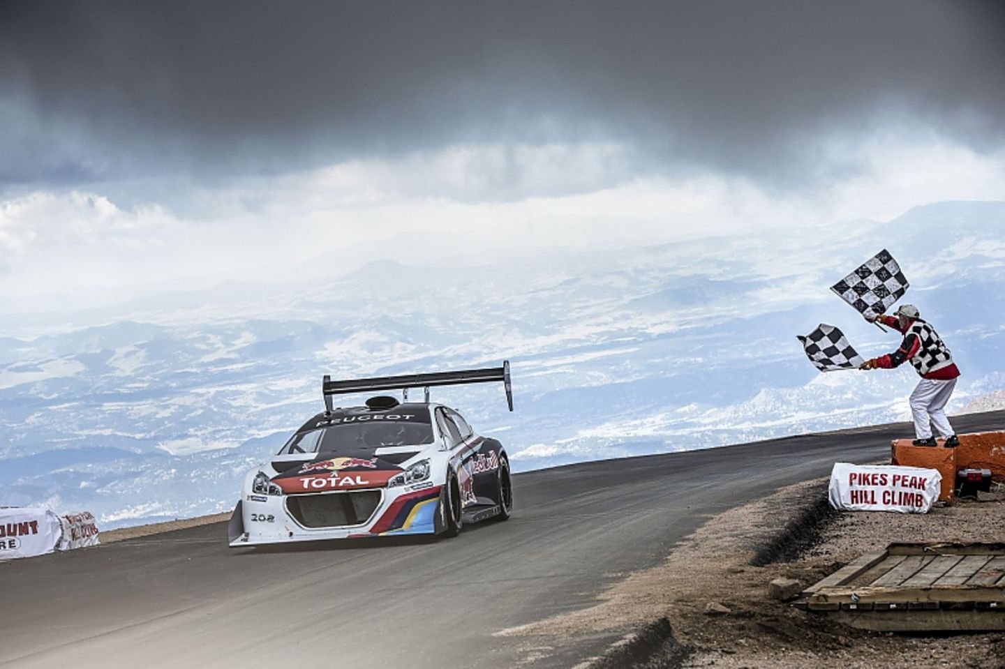 Sebastien Loeb brauchte mit seinem 875 PS starken Peugeot 208 T16 PP 2013 nur 8:13.878 Minuten.