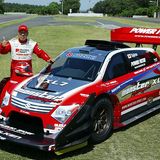 Nobuhiro Tajima, Spitzname Monster, vor dem Nachfolger des legendären Suzuki Escudo Pikes Peak, dem Suzuki Sport XL7 Hill Climb