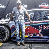 Sebastien Loeb vor seinem Siegerfahrzeug.
