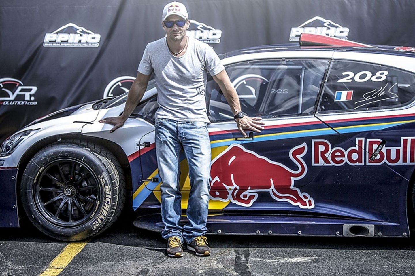 Sebastien Loeb vor seinem Siegerfahrzeug.
