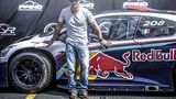 Sebastien Loeb vor seinem Siegerfahrzeug.