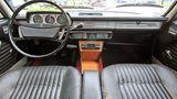 Das Cockpit des Peugeot 504 GL.