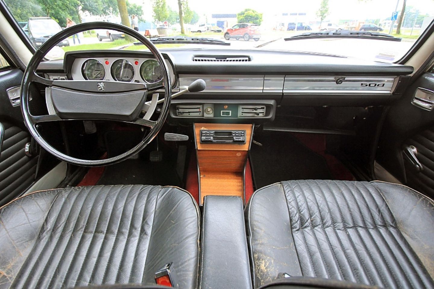 Das Cockpit des Peugeot 504 GL.