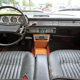 Das Cockpit des Peugeot 504 GL.
