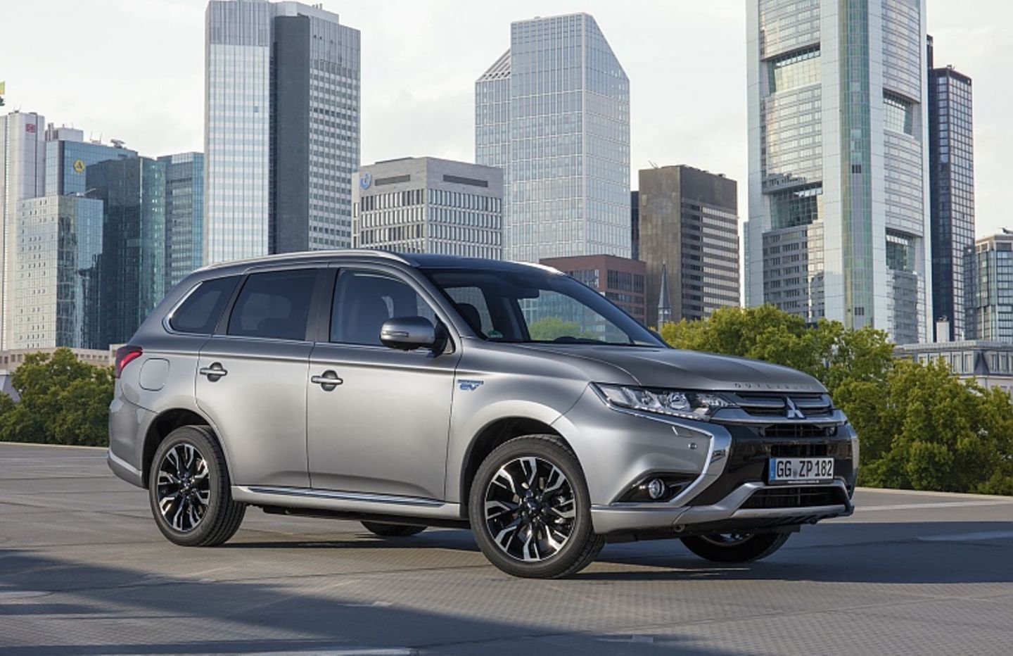 Der Mitsubishi Outlander PHEV wiegt 1.982 Kilogramm