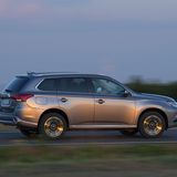Der Mitsubishi Outlander PHEV bietet auch hinten viel Platz