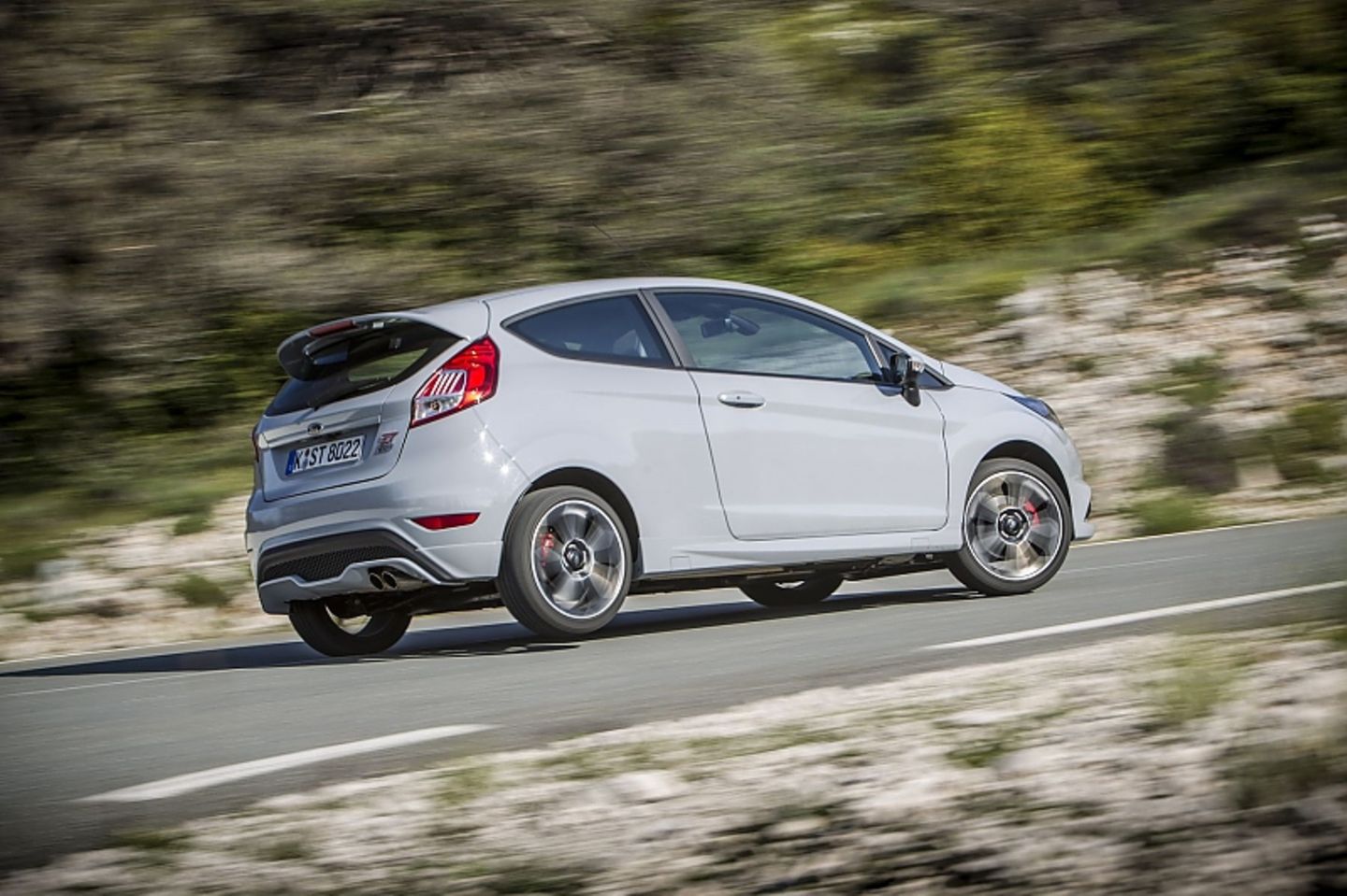 Der Ford Fiesta ST200 ist 3,98 Meter lang,...