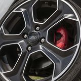 Die Bremsen packen satt zu.